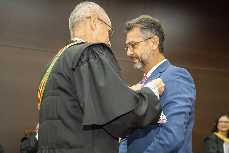 Governador do Amapá recebe Medalha de Mérito da Justiça do Trabalho em Belém